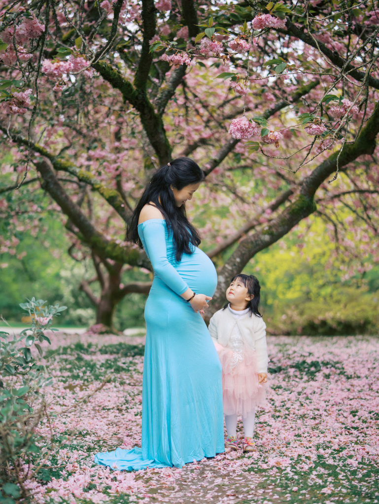 Mom looking at daughter at her maternity session at the arboretum in Seattle by Seattle maternity photographer Tanya Zagumenov